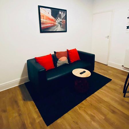 Spacious Four Bedroom Home 3 Bathrooms - Coventry Esterno foto