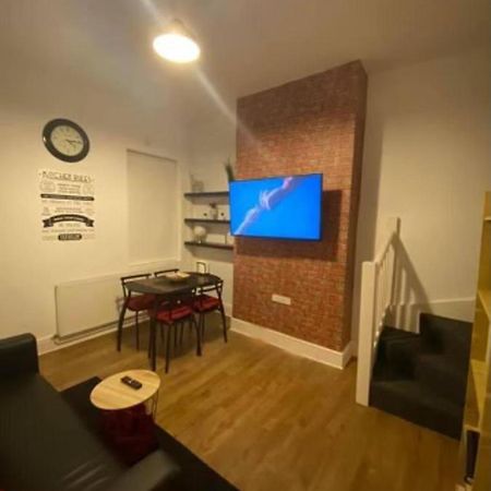 Spacious Four Bedroom Home 3 Bathrooms - Coventry Esterno foto
