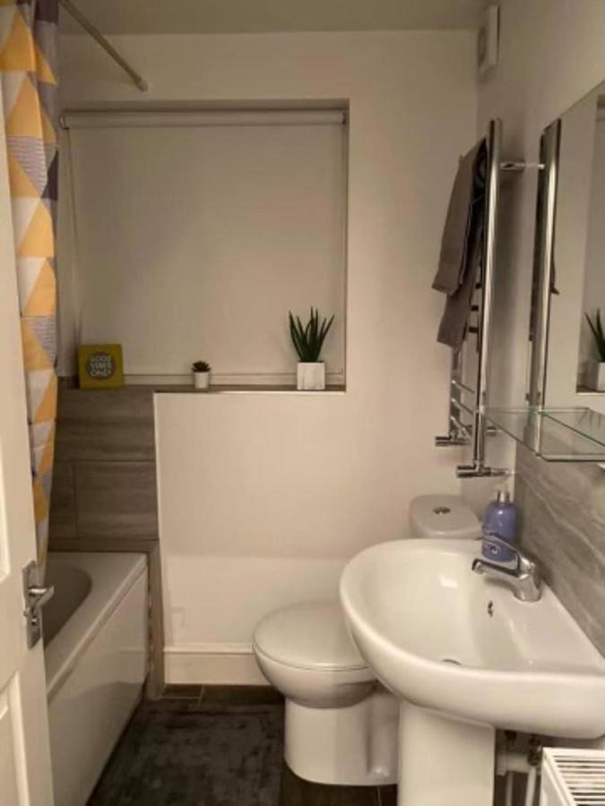 Spacious Four Bedroom Home 3 Bathrooms - Coventry Esterno foto