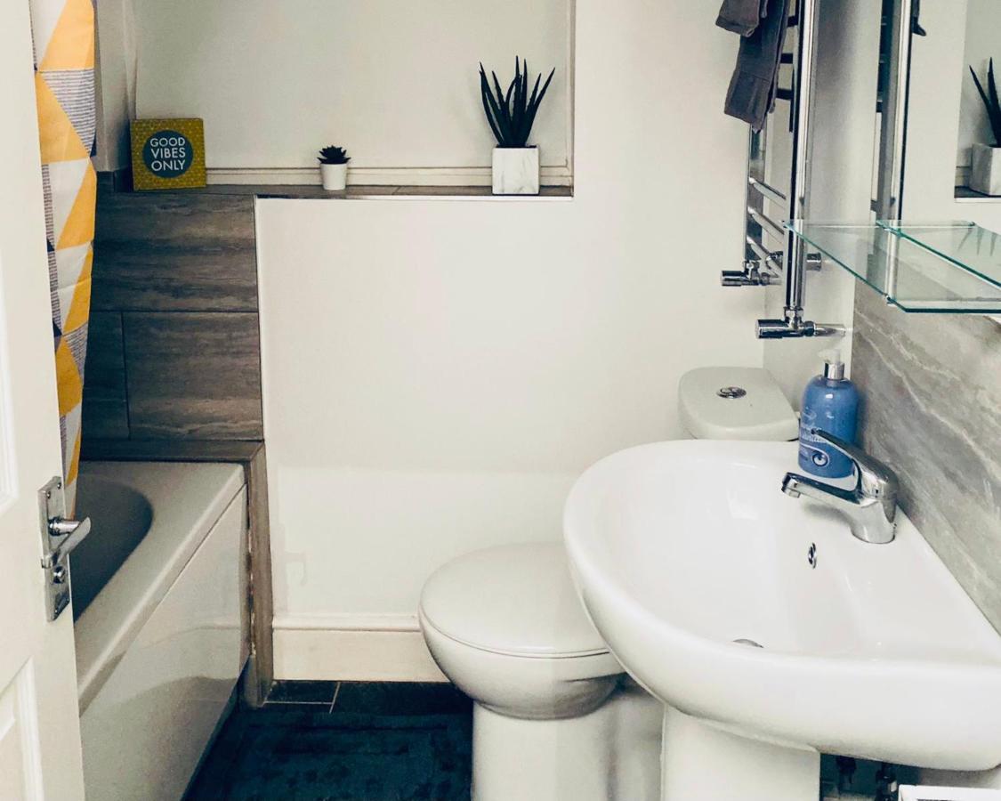 Spacious Four Bedroom Home 3 Bathrooms - Coventry Esterno foto