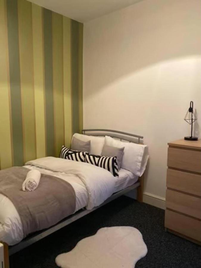Spacious Four Bedroom Home 3 Bathrooms - Coventry Esterno foto