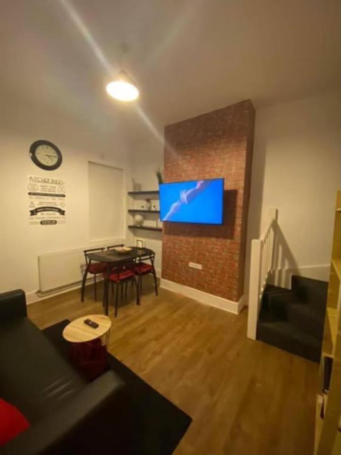 Spacious Four Bedroom Home 3 Bathrooms - Coventry Esterno foto