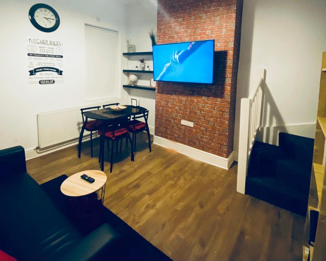 Spacious Four Bedroom Home 3 Bathrooms - Coventry Esterno foto