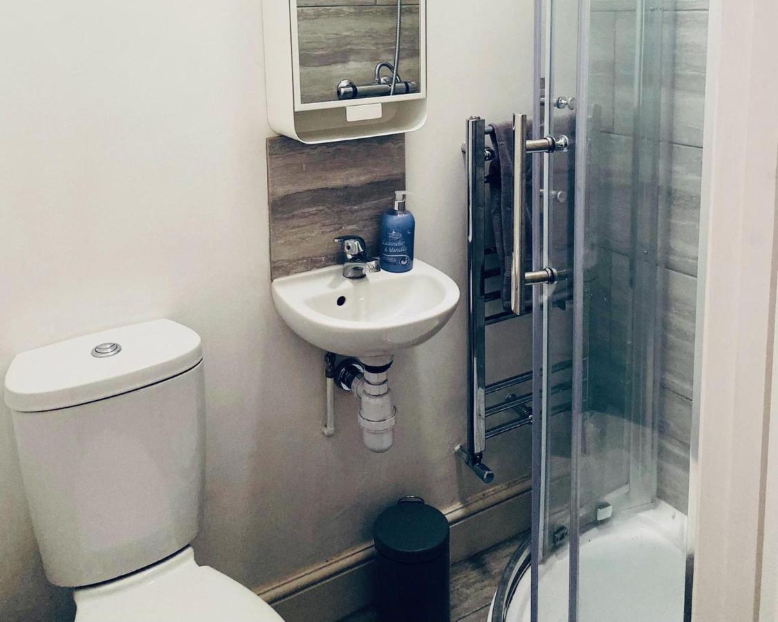 Spacious Four Bedroom Home 3 Bathrooms - Coventry Esterno foto